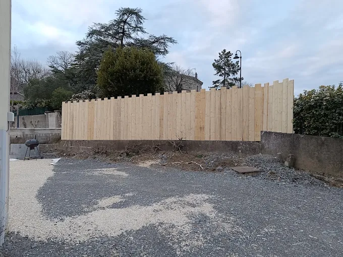Clôture en bois neuve
