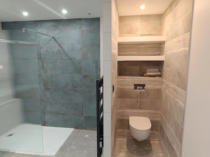 Douche à l'italienne et WC suspendu carrelés