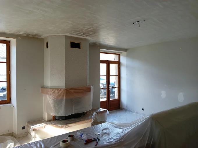 Chantier de peinture intérieure entièrement protégé
