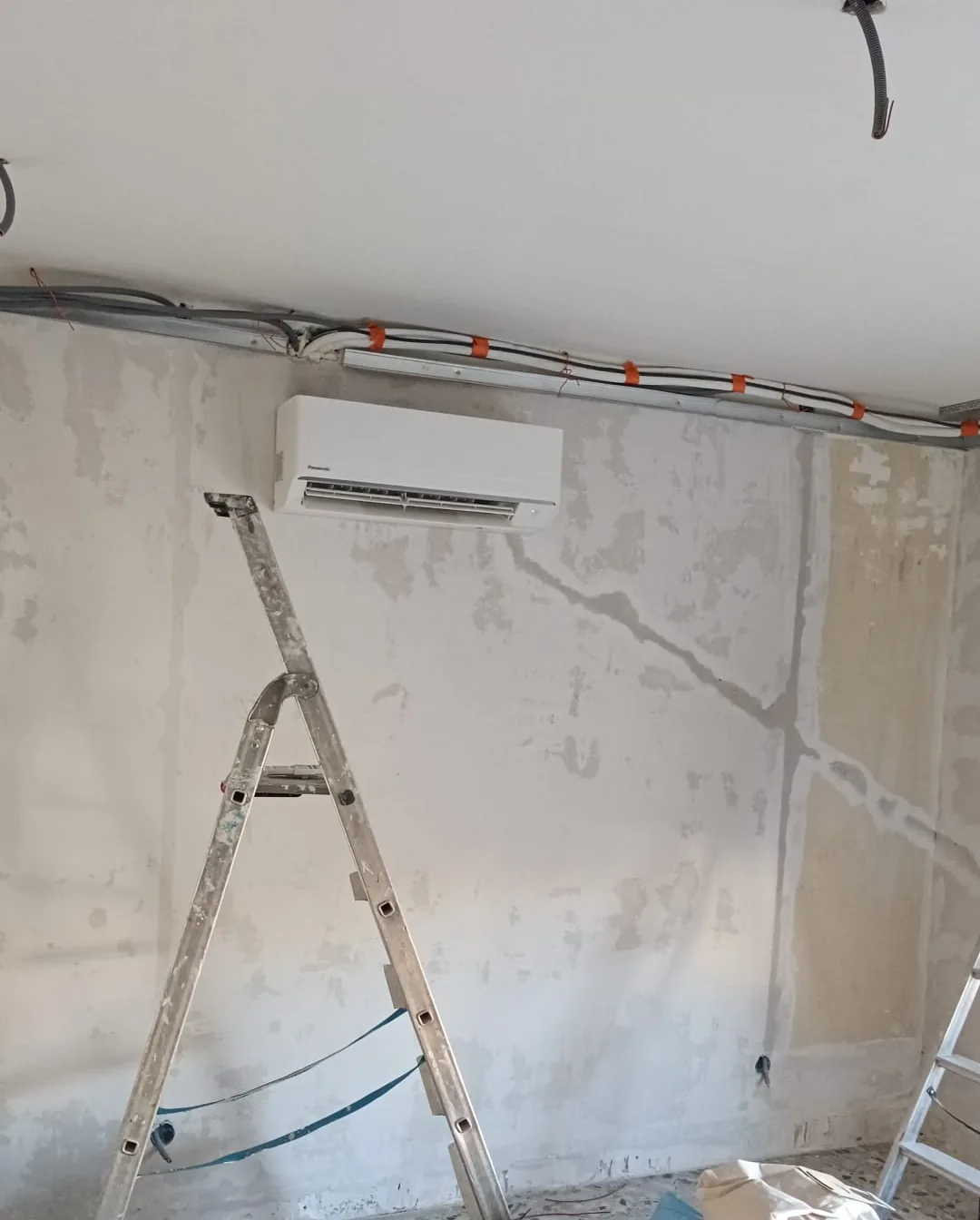 Mur décapé dont la fissure a été reprise à l'enduit