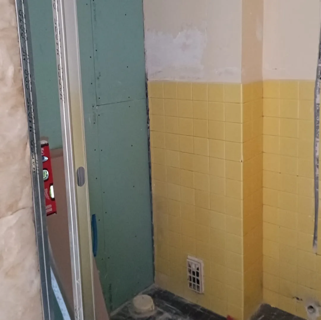 Doublage en plaques de plâtre hydrofuges monté sur ossature métallique