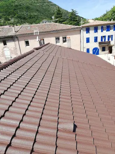 La même toiture en tuiles remise en couleur